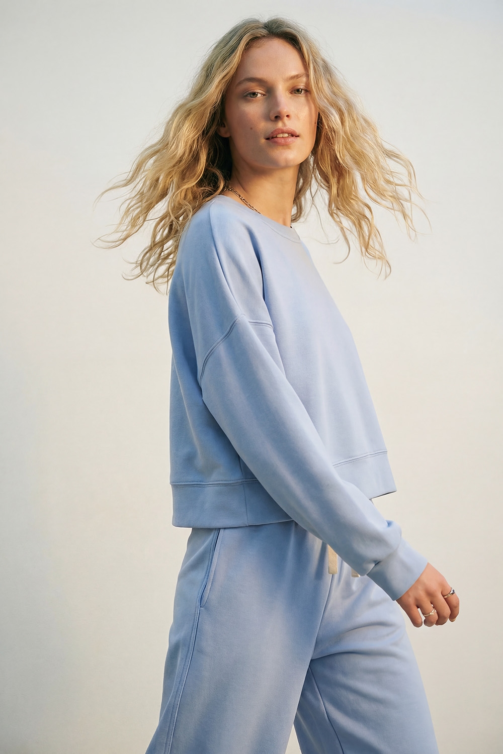 Sudadera básica con cuello redondo y hombros caídos en azul Sudadera básica con cuello redondo y hombros caídos en azul