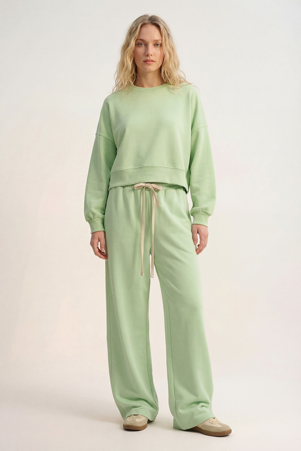 Sudadera b&aacute;sica con cuello redondo y hombros ca&iacute;dos en verde