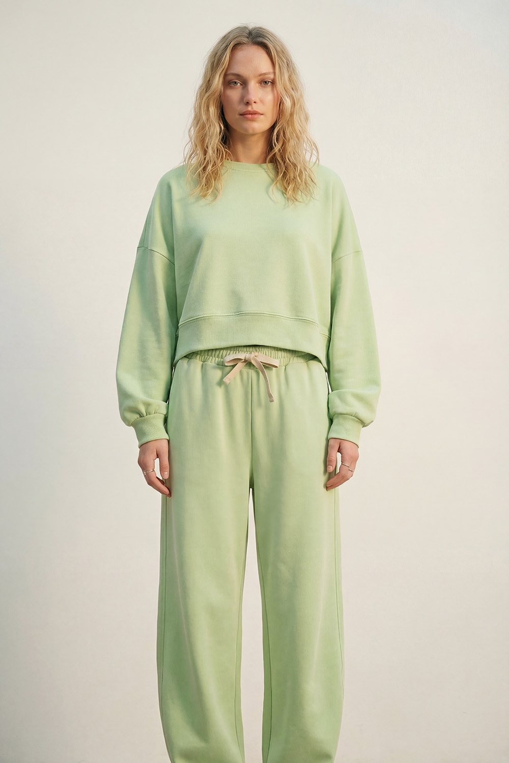 Sudadera b&aacute;sica con cuello redondo y hombros ca&iacute;dos en verde