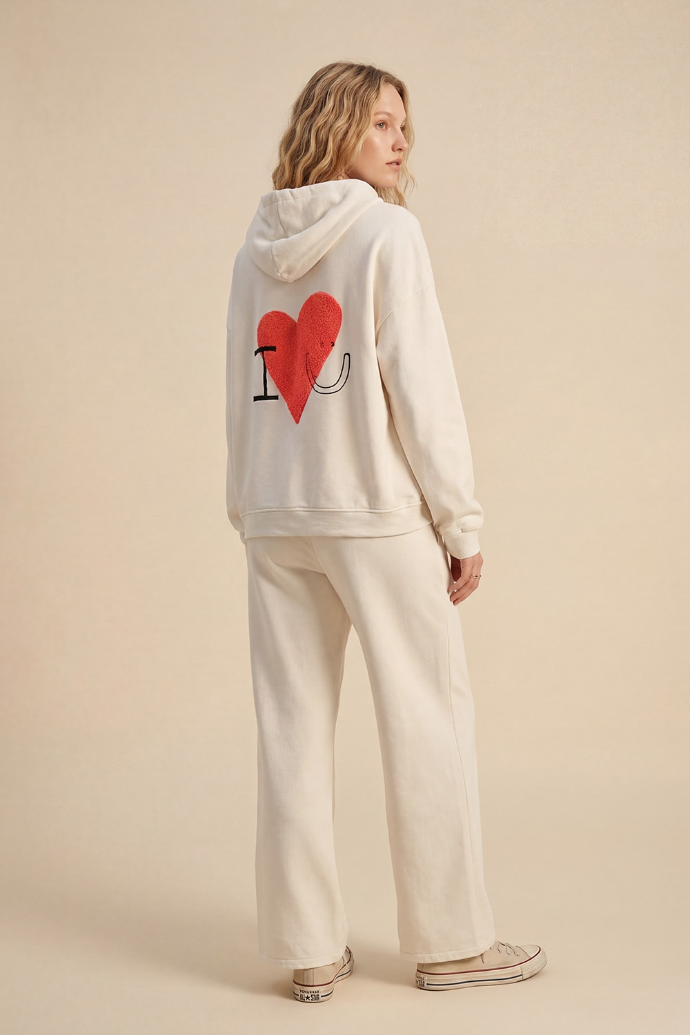 Sudadera con capucha supersuave en color crema con gráfico de corazón en bouclé Sudadera con capucha supersuave en color crema con gráfico de corazón en bouclé