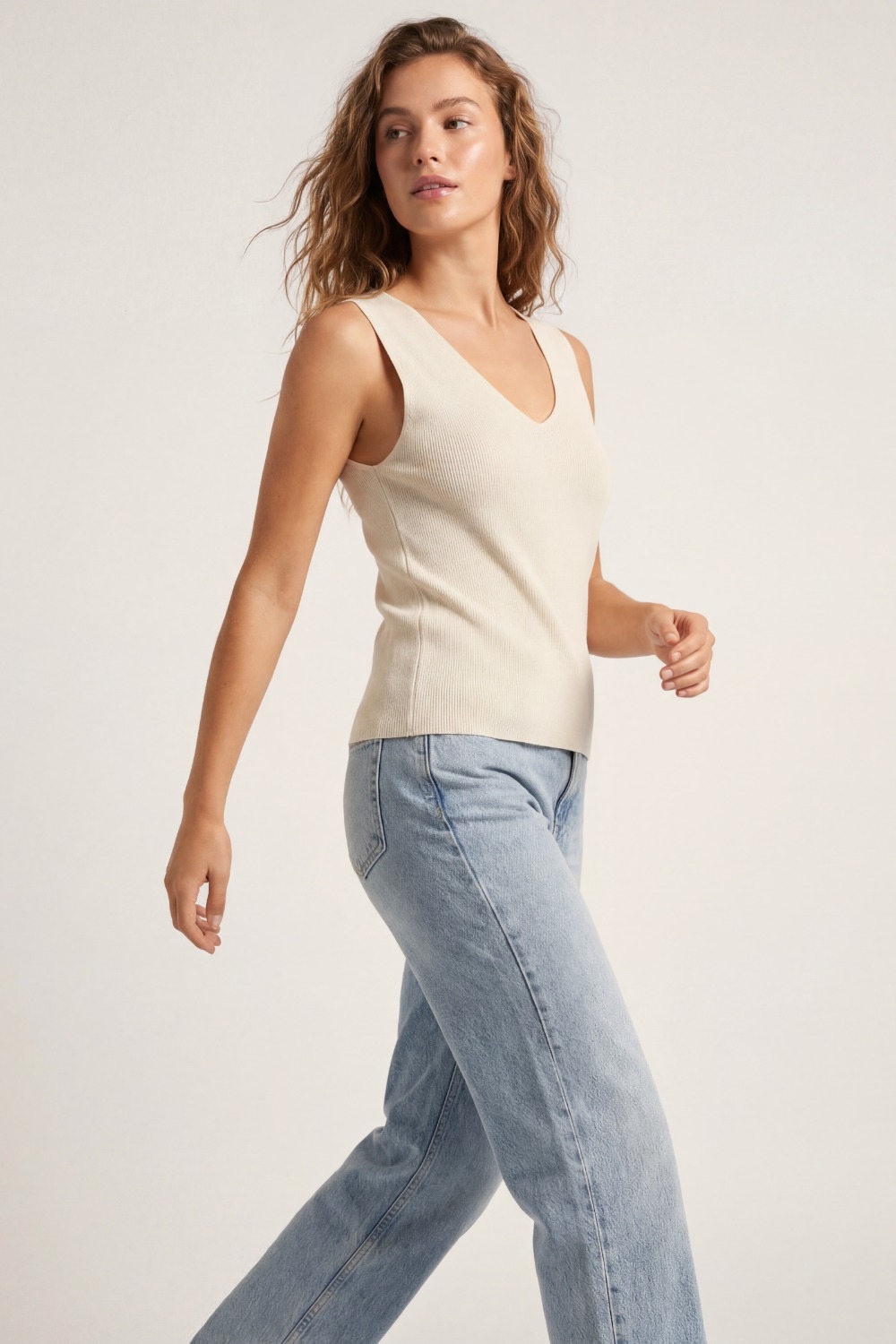 Top beige sin mangas de punto fino con cuello en V