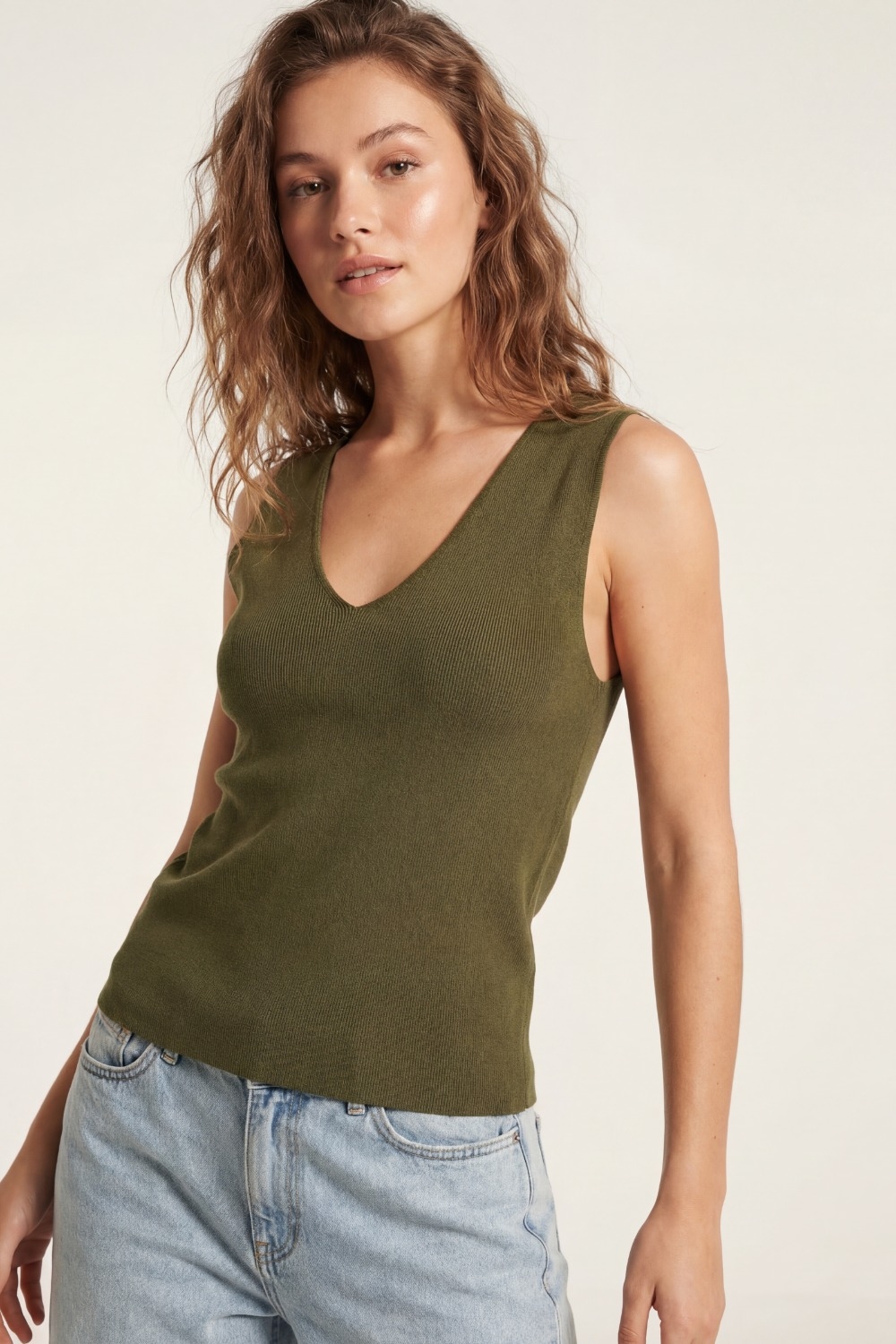 Top caqui sin mangas de punto fino con cuello en V