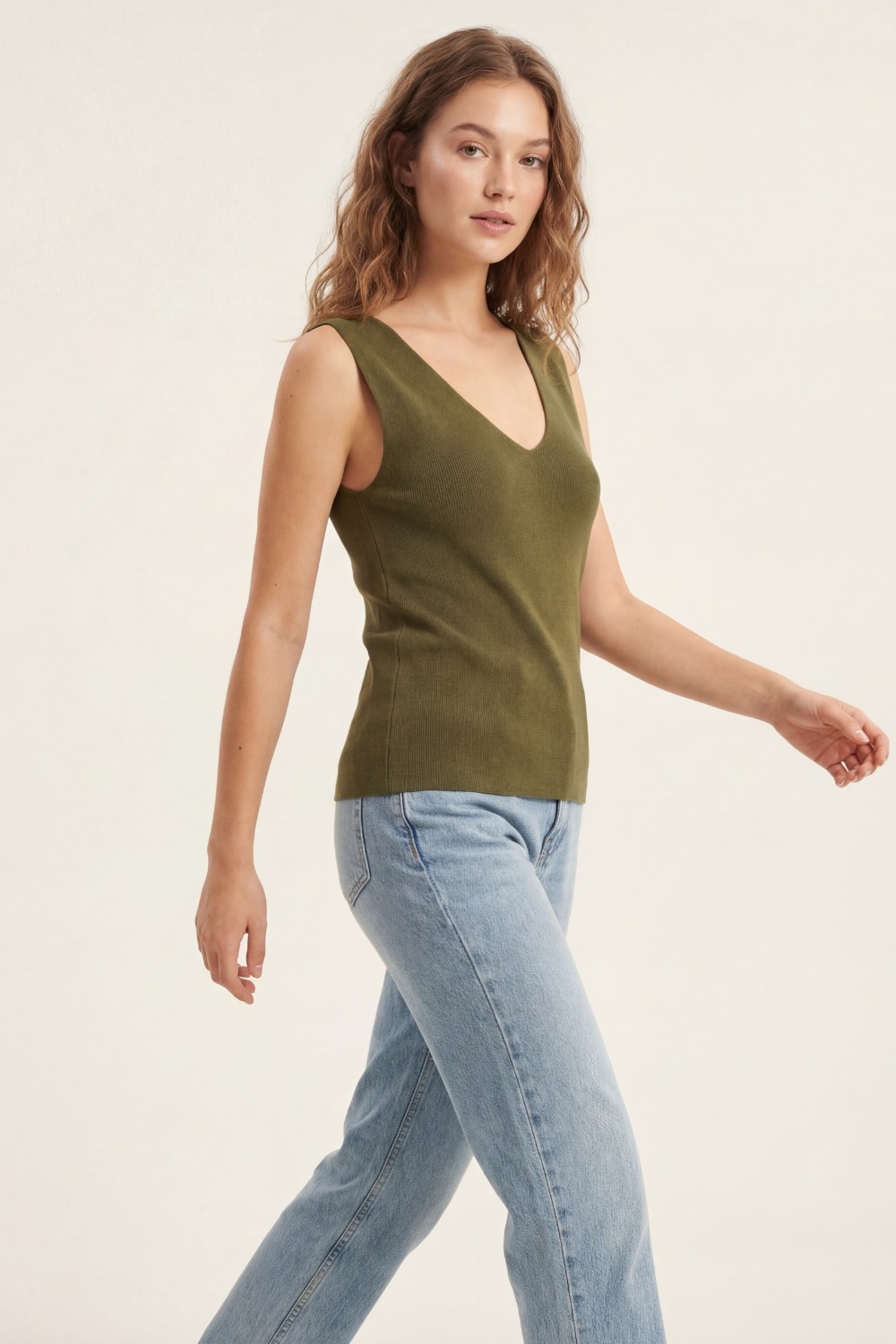 Top caqui sin mangas de punto fino con cuello en V