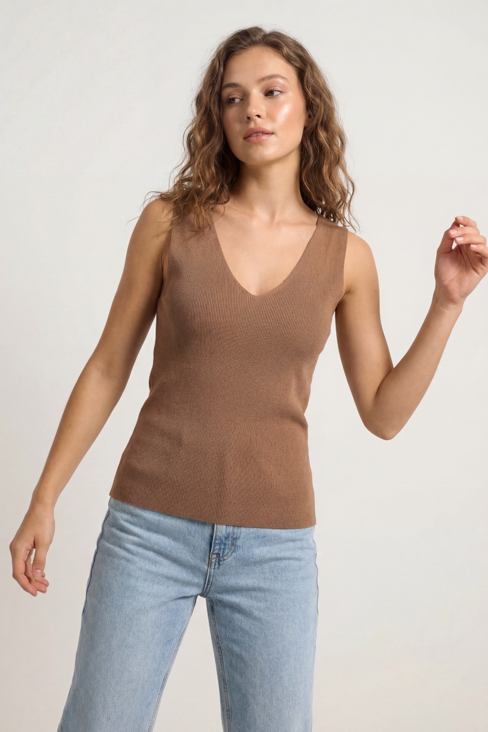 Top de punto fino sin mangas color camello con cuello en V