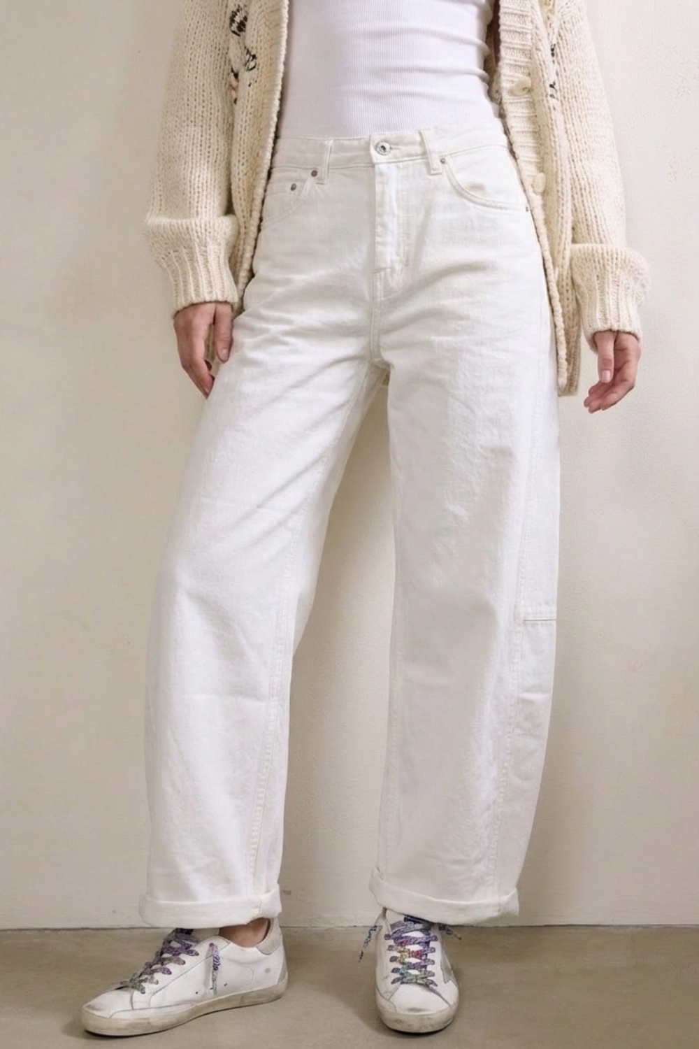 Pantalones Blancos de Corte Holgado y Pierna Ancha en Estilo Barril Pantalones Blancos de Corte Holgado y Pierna Ancha en Estilo Barril