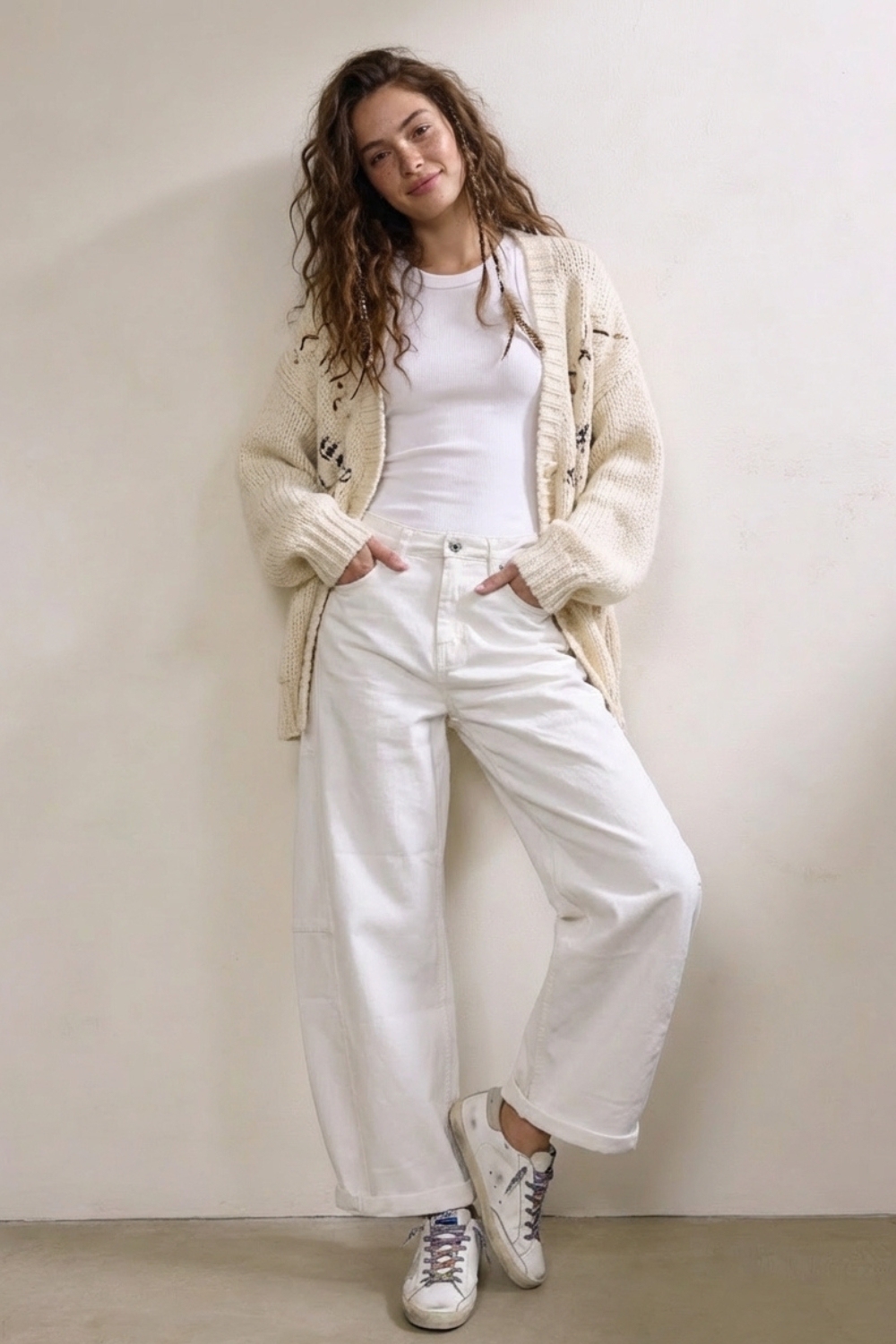 Pantalones Blancos de Corte Holgado y Pierna Ancha en Estilo Barril Pantalones Blancos de Corte Holgado y Pierna Ancha en Estilo Barril