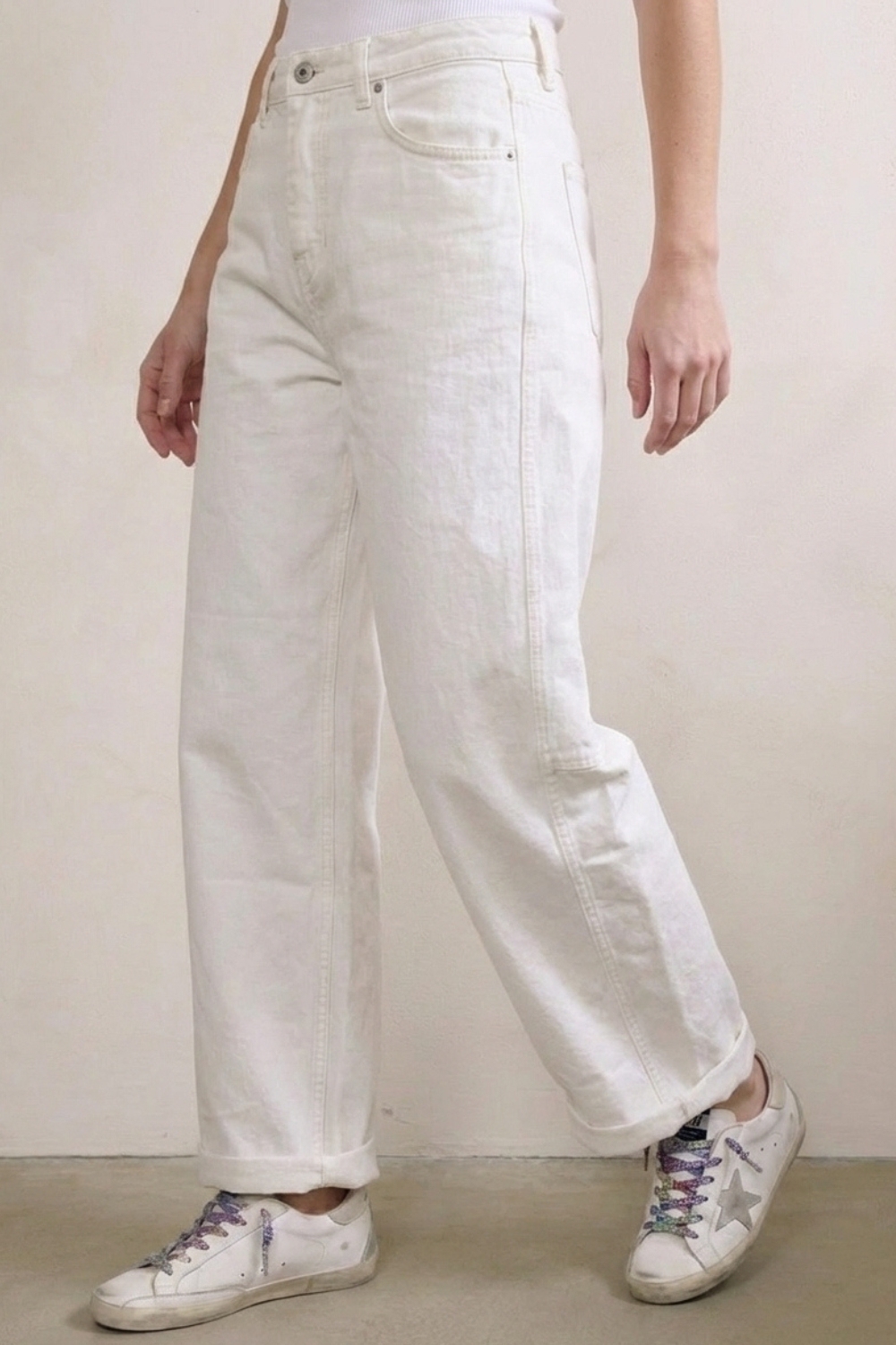 Pantalones Blancos de Corte Holgado y Pierna Ancha en Estilo Barril Pantalones Blancos de Corte Holgado y Pierna Ancha en Estilo Barril