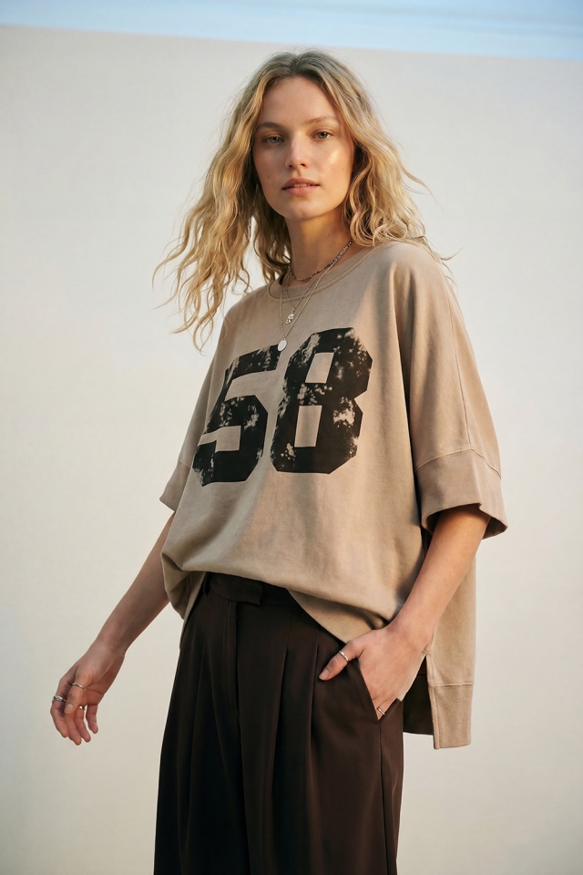 Sudadera de algod&oacute;n extragrande con logotipo gr&aacute;fico 58 y aberturas laterales