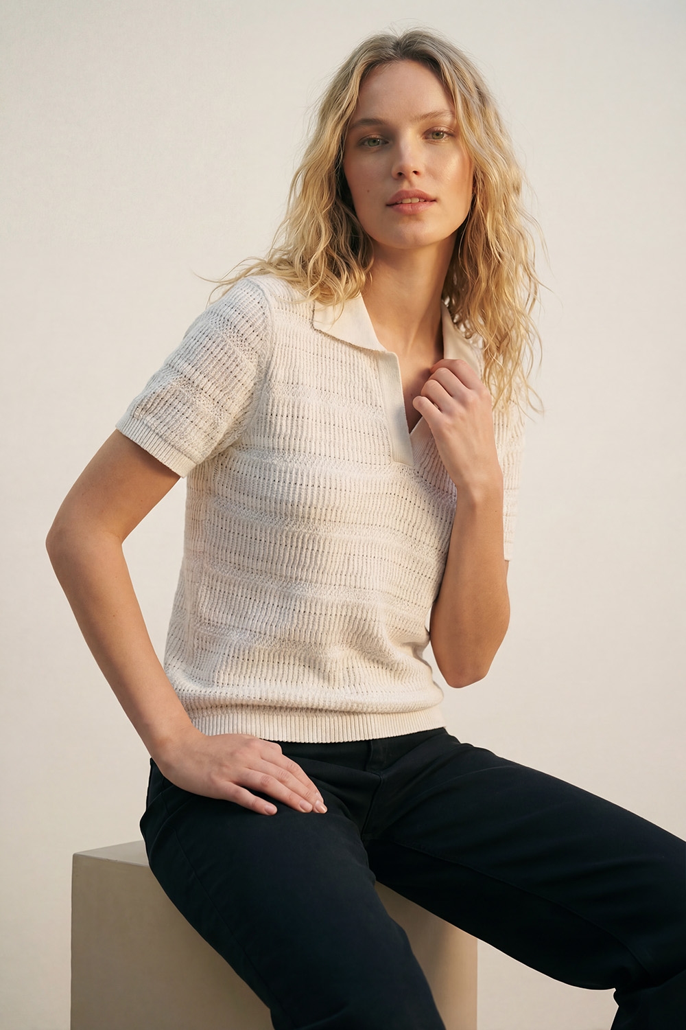 Camiseta polo blanca con mangas cortas y tejido de punto abierto