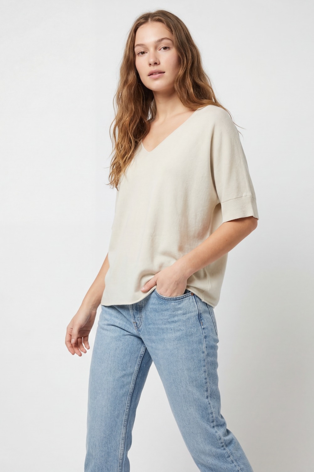 Su&eacute;ter de manga corta con cuello en V y ajuste relajado en color beige