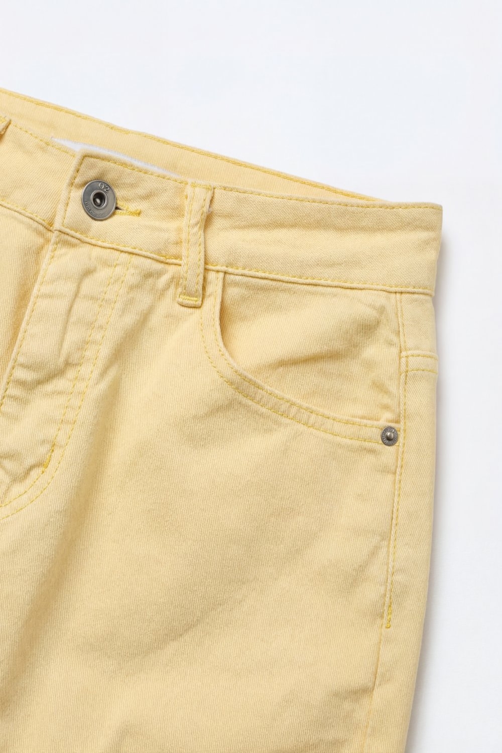 Pantalones de pierna de barril de talle alto con dobladillo enrollado en amarillo Pantalones de pierna de barril de talle alto con dobladillo enrollado en amarillo
