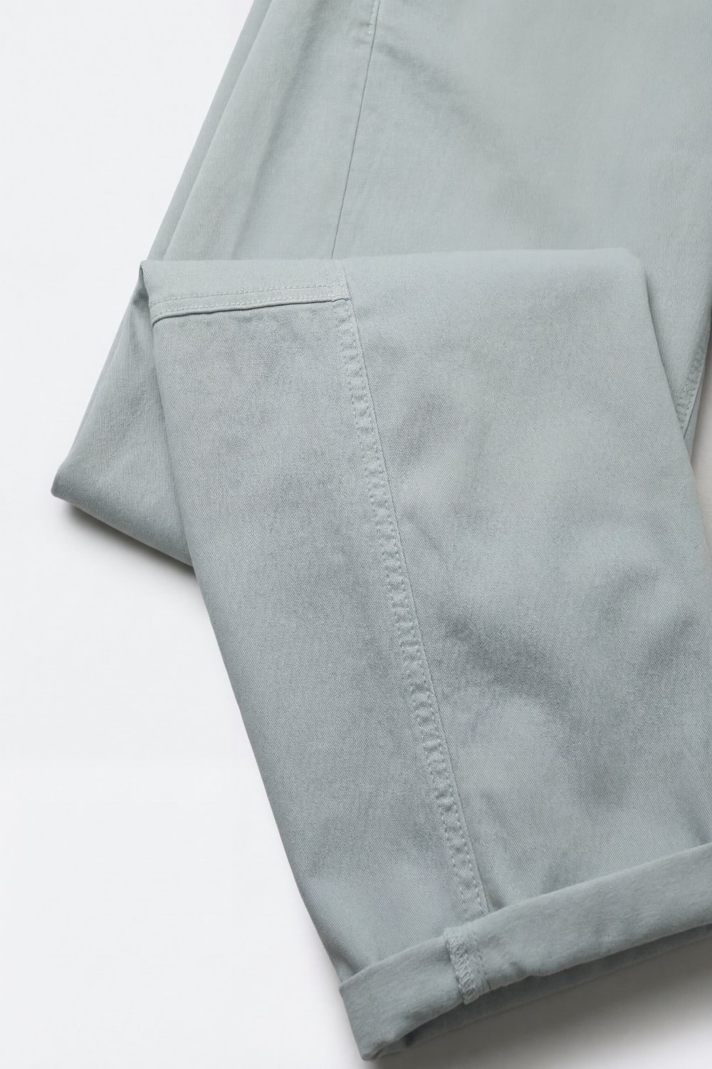 Pantalones de algodón ligero de color azul claro con piernas anchas en estilo barril Pantalones de algodón ligero de color azul claro con piernas anchas en estilo barril