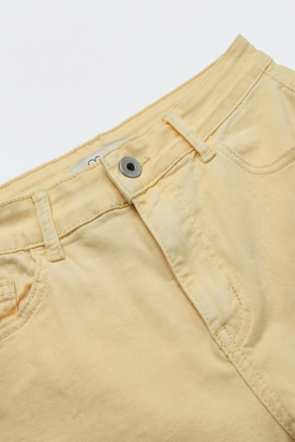 Bermudas de mezclilla el&aacute;stica en Amarillo Mantequilla