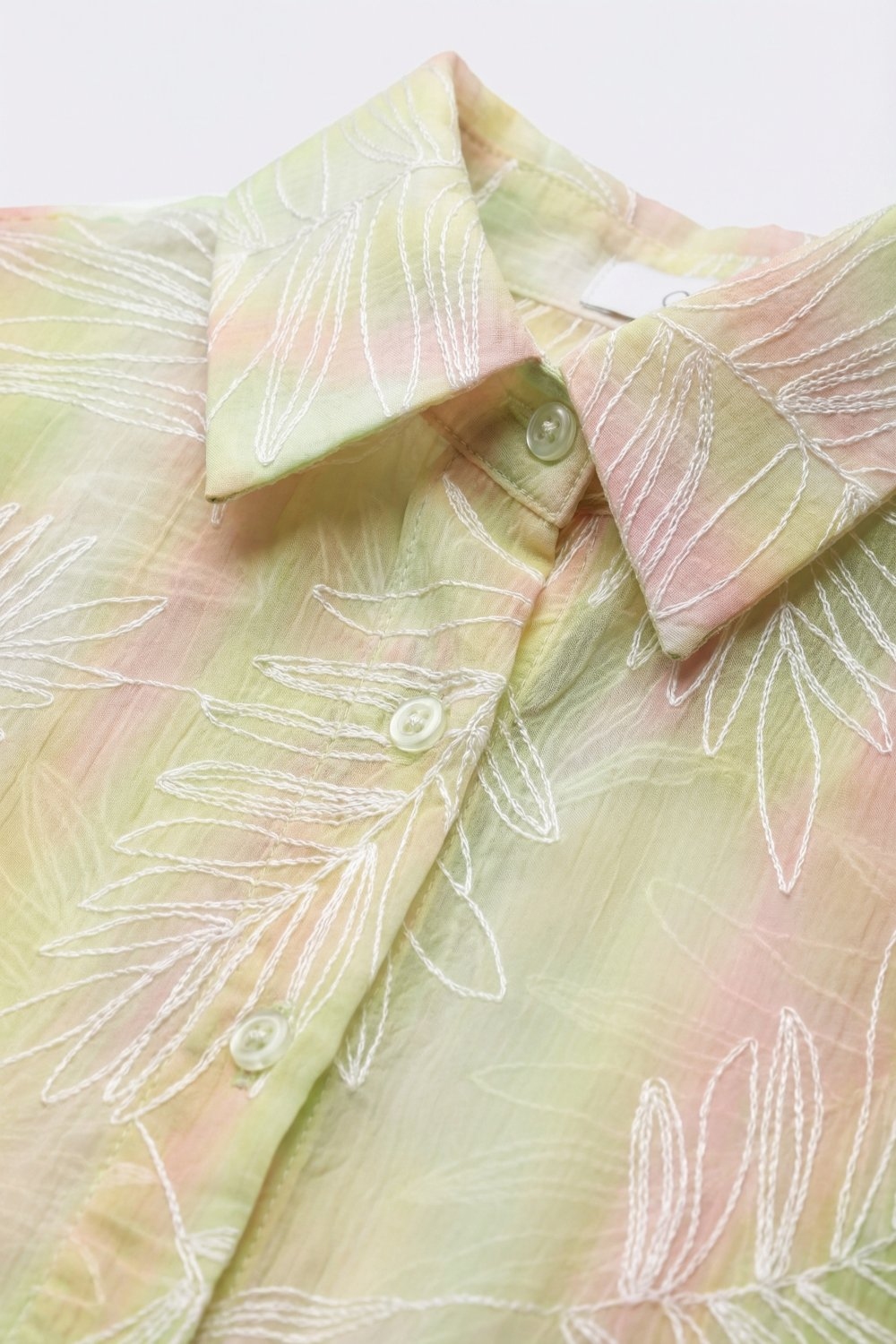 Camisa verde transparente con estampado de hojas y botones con tela translúcida Camisa verde transparente con estampado de hojas y botones con tela translúcida