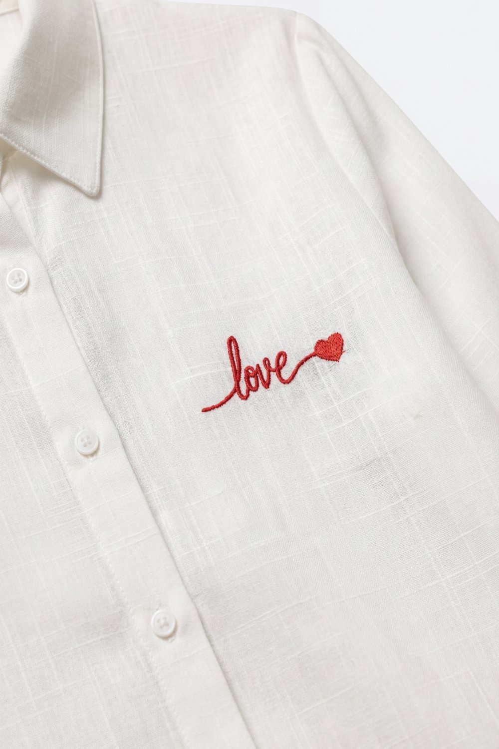 Camisa Blanca Abotonada con Bordado de Amor en Rojo