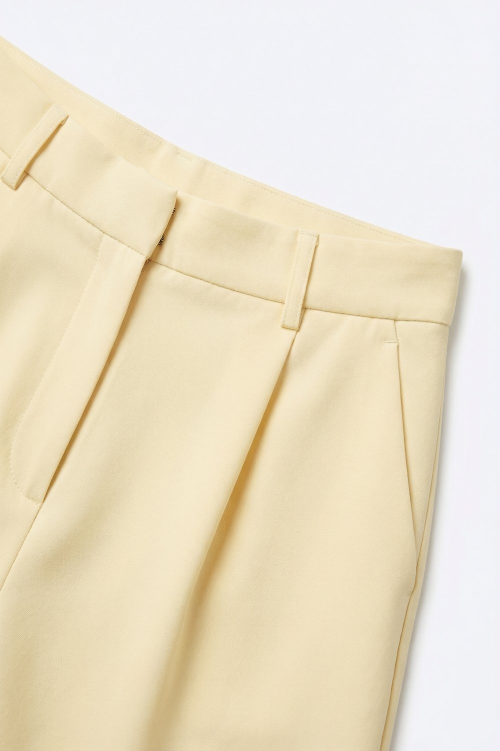 Shorts amarillos de l&iacute;nea A con pliegues y trabillas para cintur&oacute;n