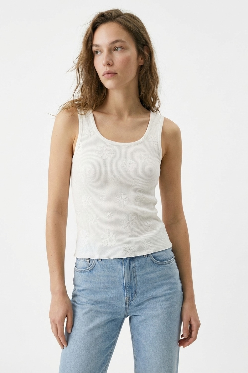 Camiseta de tirantes blanca de punto acanalado con detalle floral Camiseta de tirantes blanca de punto acanalado con detalle floral