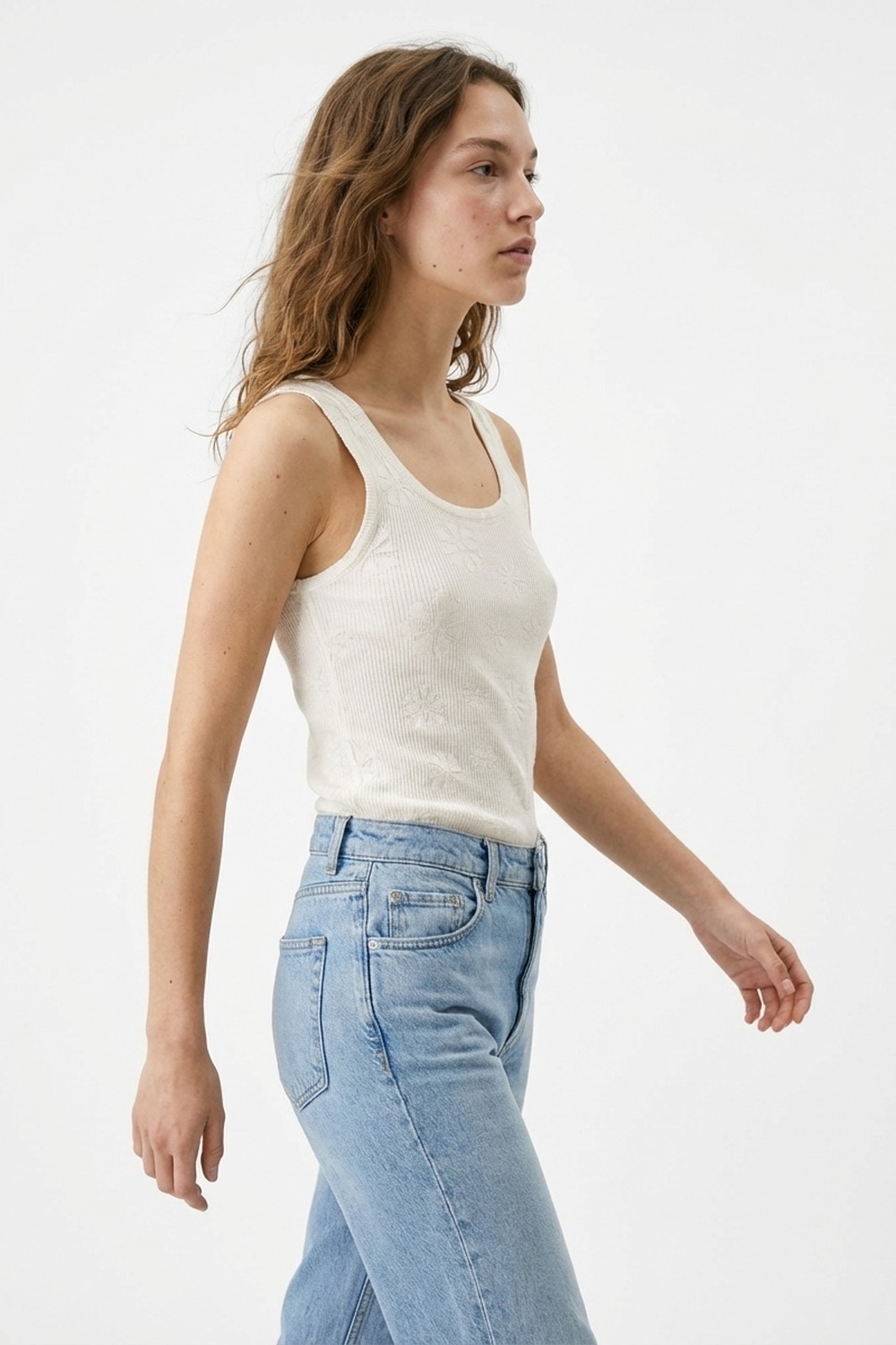 Camiseta de tirantes blanca de punto acanalado con detalle floral Camiseta de tirantes blanca de punto acanalado con detalle floral