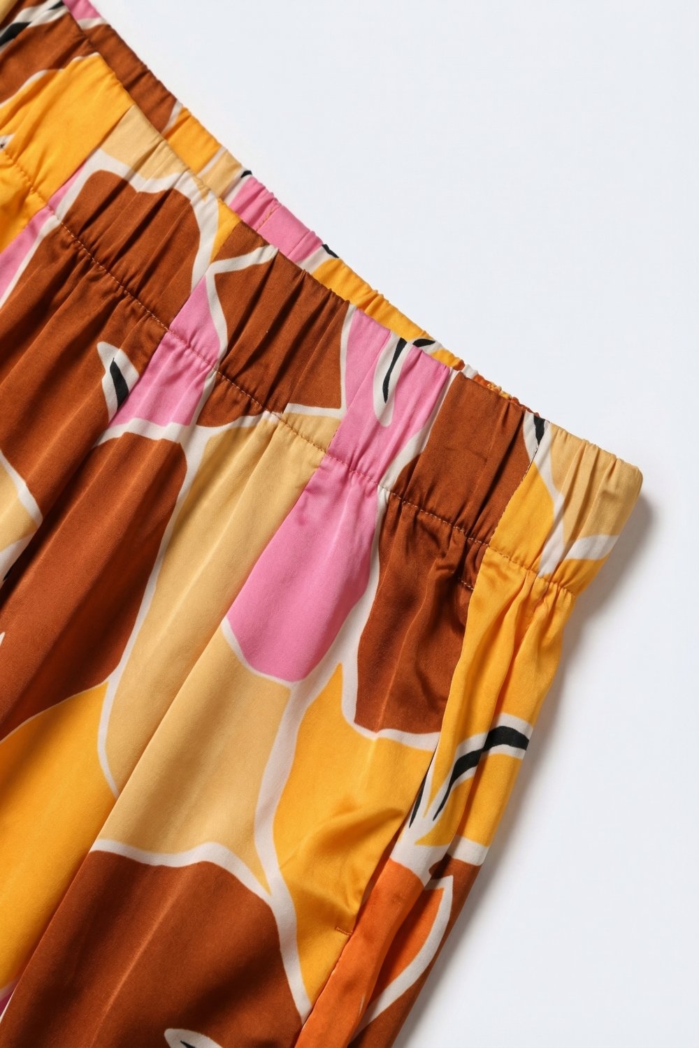 Pantalones de Pierna Ancha con Estampado Tropical en Tonos C&aacute;lidos de Naranja