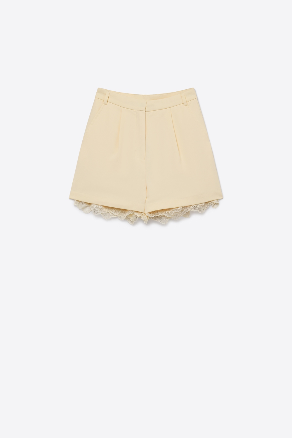 Shorts a medida amarillos mantequilla con detalle de encaje en el dobladillo