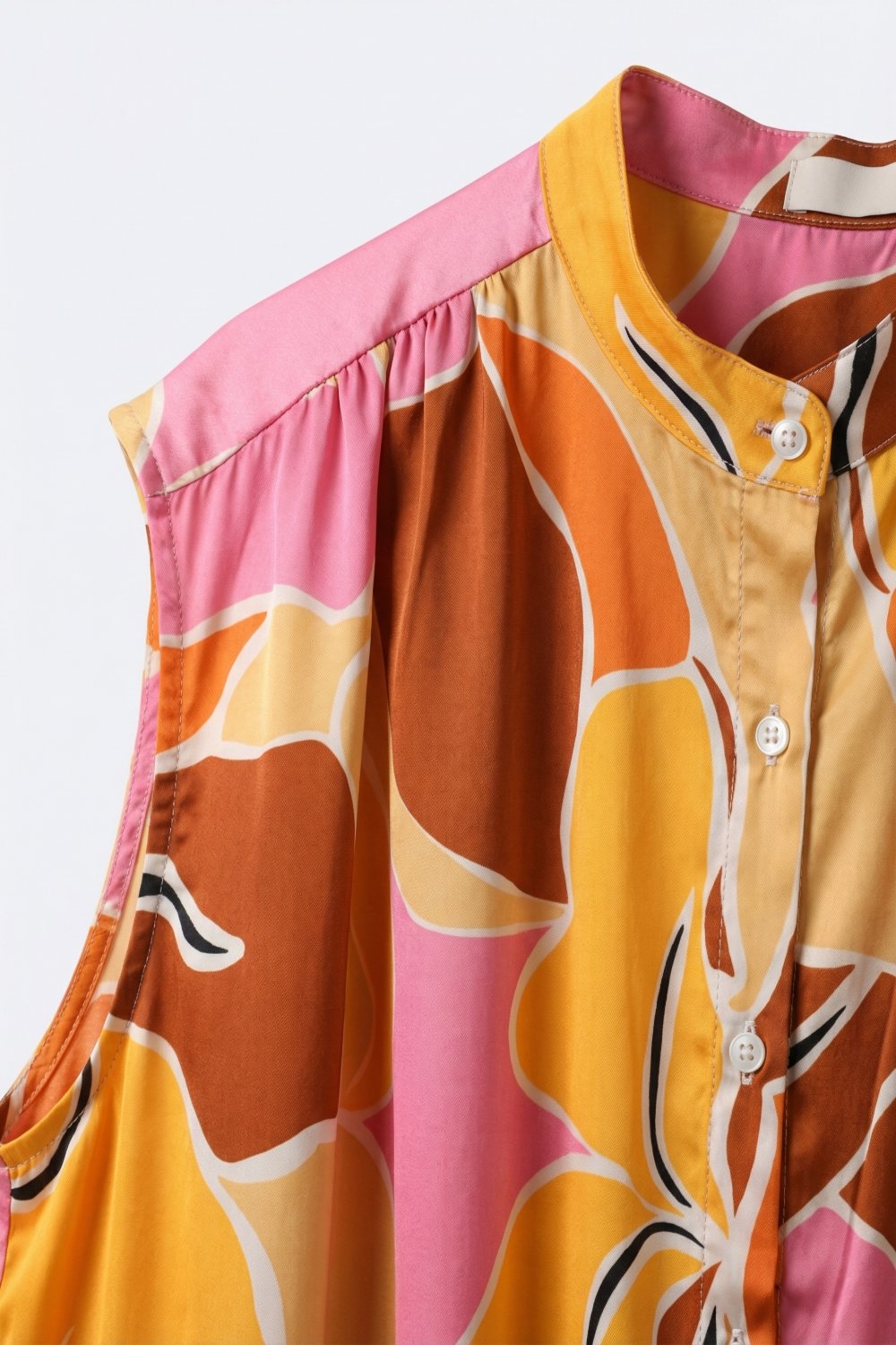 Blusa sin mangas con botones al frente y estampado tropical en tonos cálidos de naranja Blusa sin mangas con botones al frente y estampado tropical en tonos cálidos de naranja