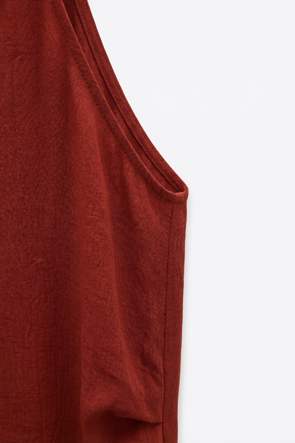 Top sin mangas con cuello halter texturizado en terracota