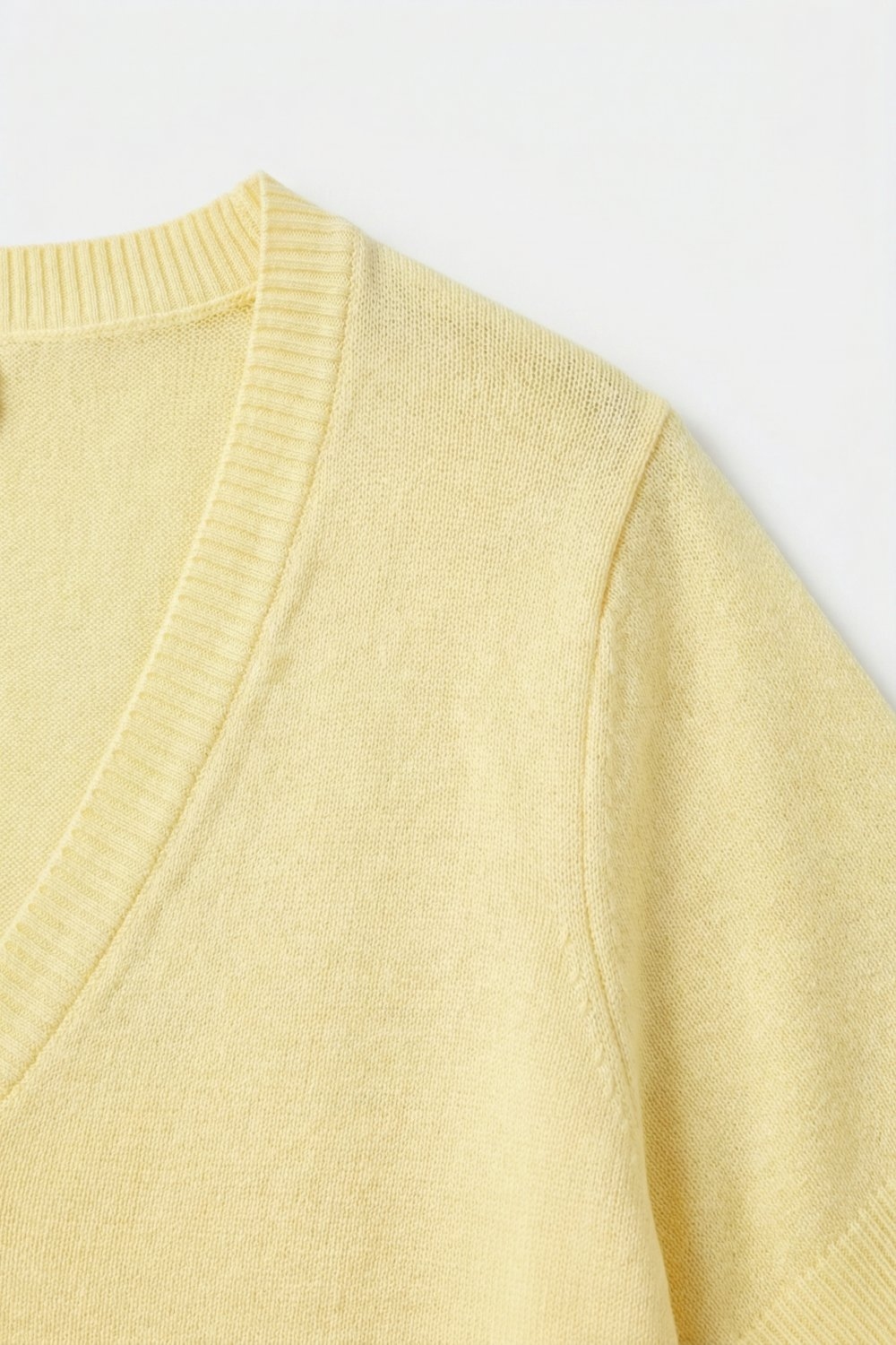 Jersey ligero amarillo de cuello en V y corte relajado