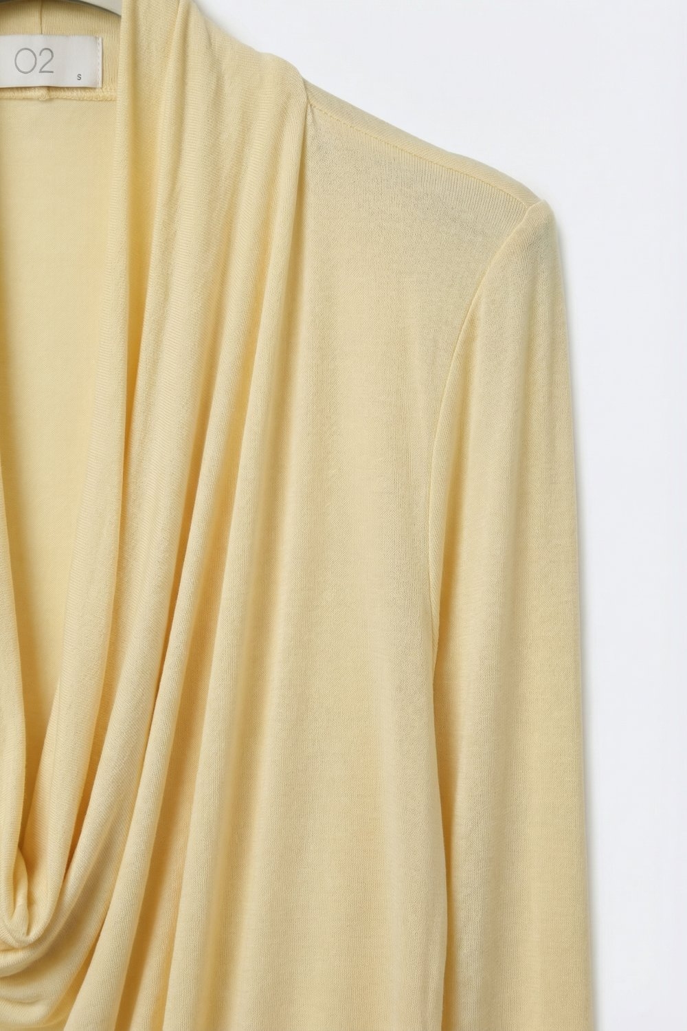 top amarillo mantequilla con drapeado al frente y manga 3/4