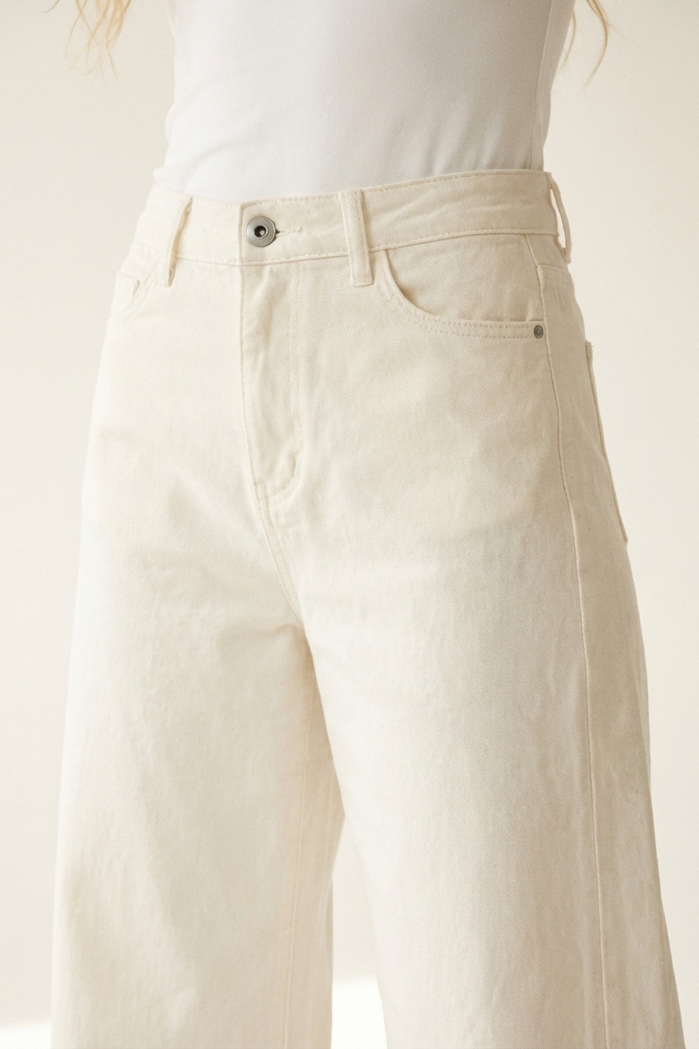 Pantalones de sarga de algodón elásticos de pierna extra ancha en color blanco Pantalones de sarga de algodón elásticos de pierna extra ancha en color blanco