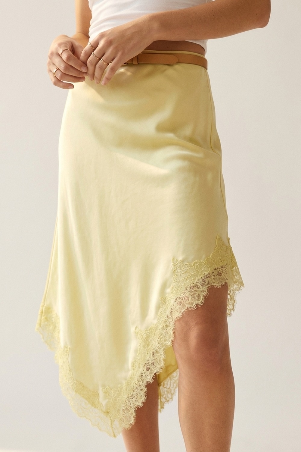 Falda pañuelo de satén amarillo mantequilla con adornos de encaje Falda pañuelo de satén amarillo mantequilla con adornos de encaje
