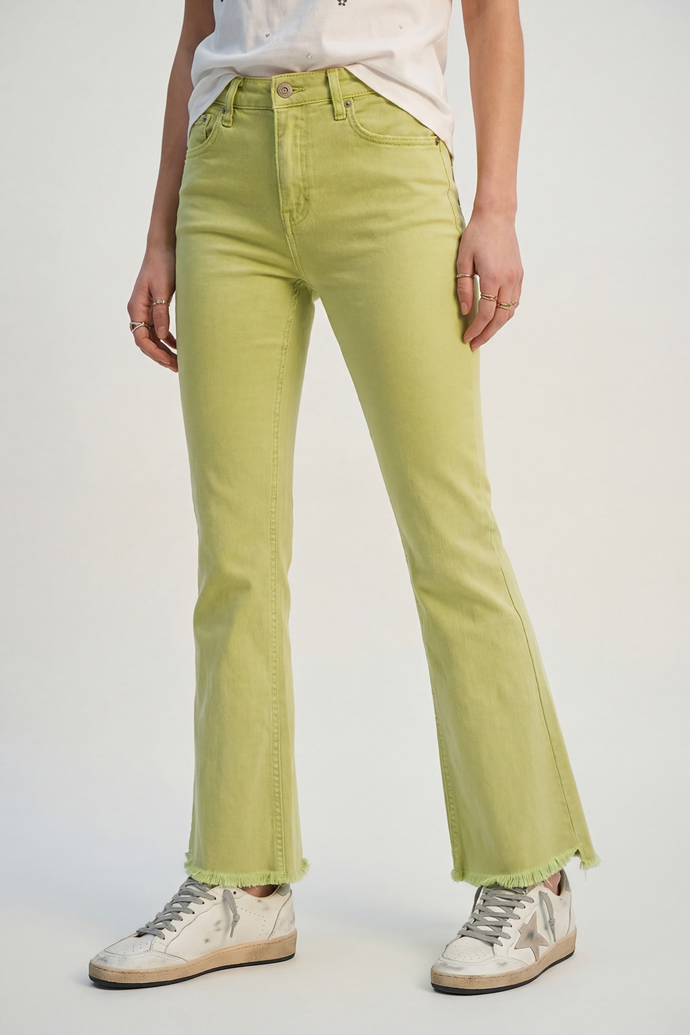 Jeans acampanados con borde sin rematar en color lima Jeans acampanados con borde sin rematar en color lima