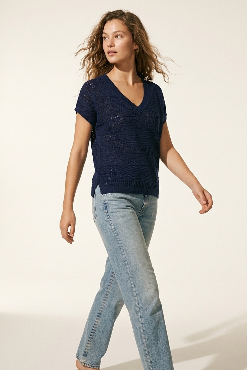Top de punto azul marino con cuello en V y textura ligera Top de punto azul marino con cuello en V y textura ligera