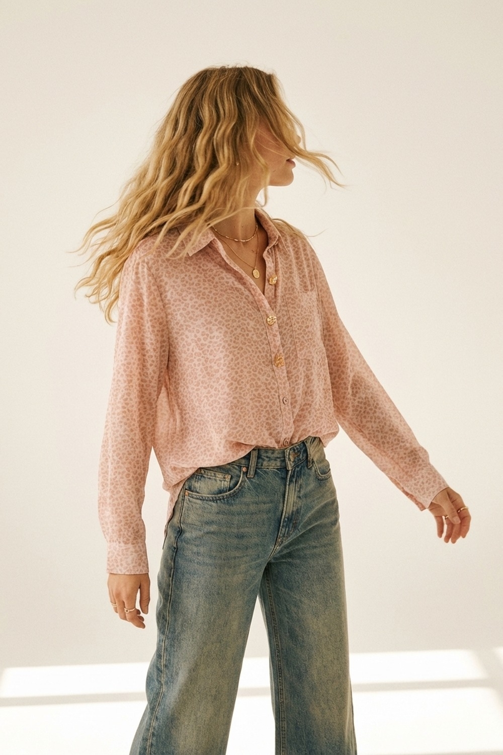 Camisa de estampado animal rosa en tela transparente con botones y bolsillo Camisa de estampado animal rosa en tela transparente con botones y bolsillo