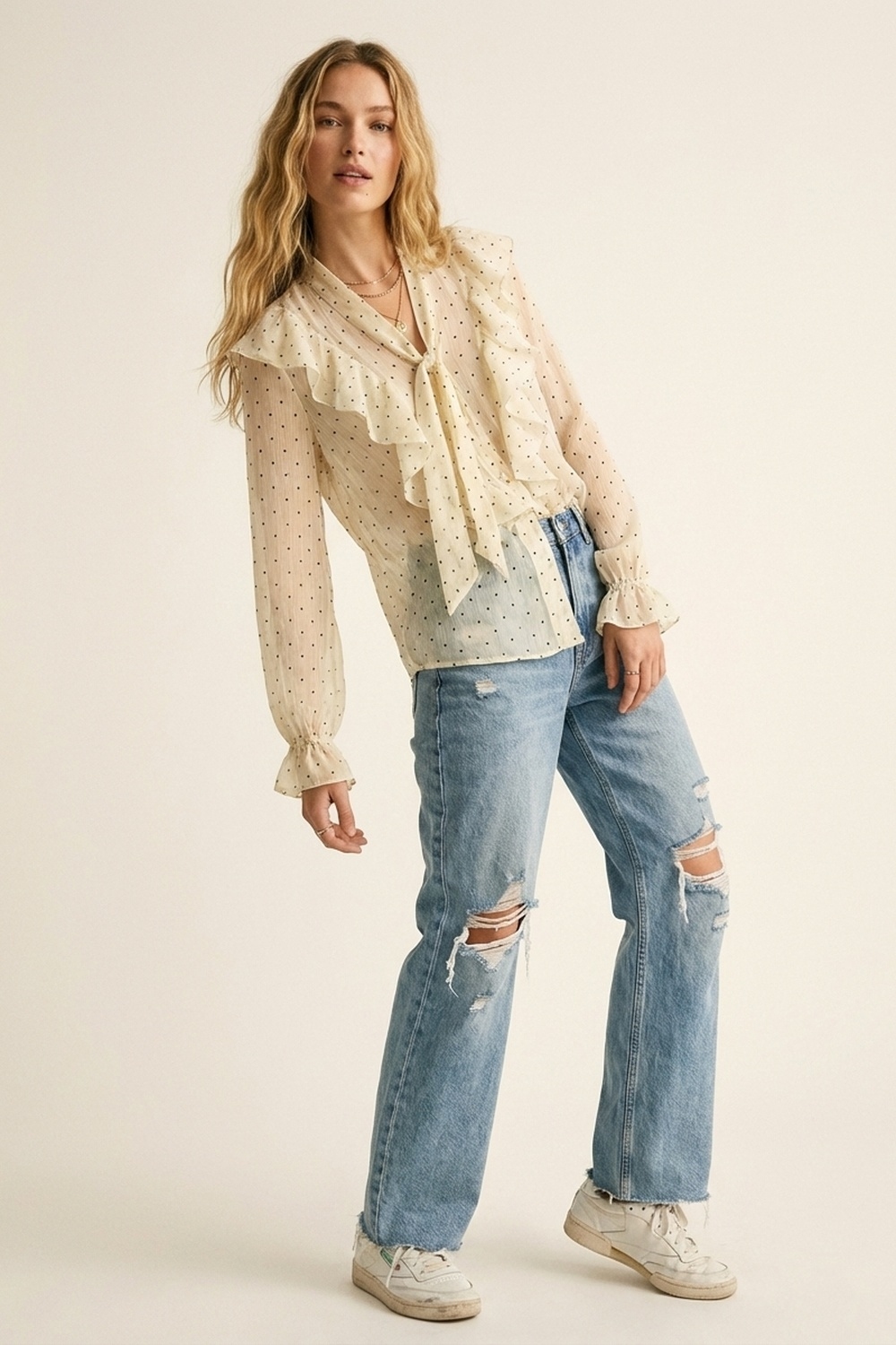 Blusa con volantes y pu&ntilde;os de lunares en color crema