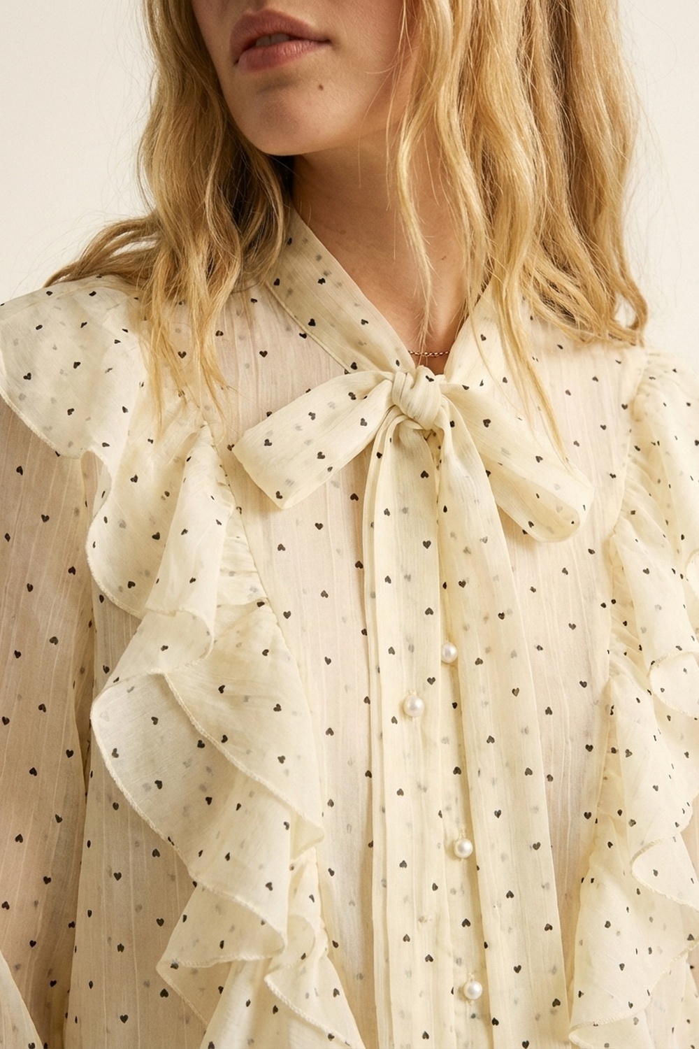 Blusa con volantes y pu&ntilde;os de lunares en color crema