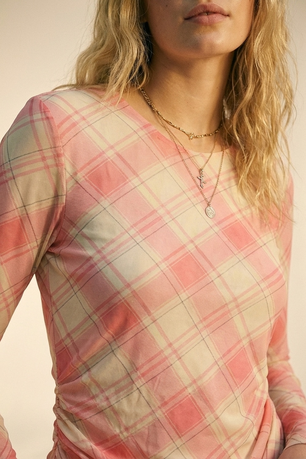 Vestido asim&eacute;trico de manga larga y tela de malla a cuadros en color rosa