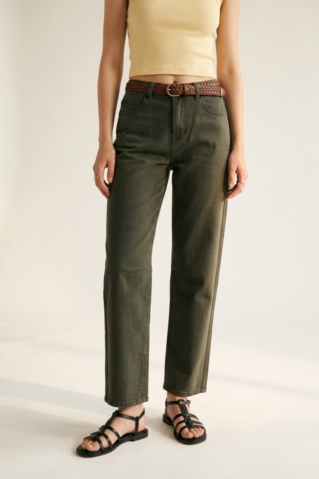 Jeans de mezclilla de pierna recta color caqui para uso diario.