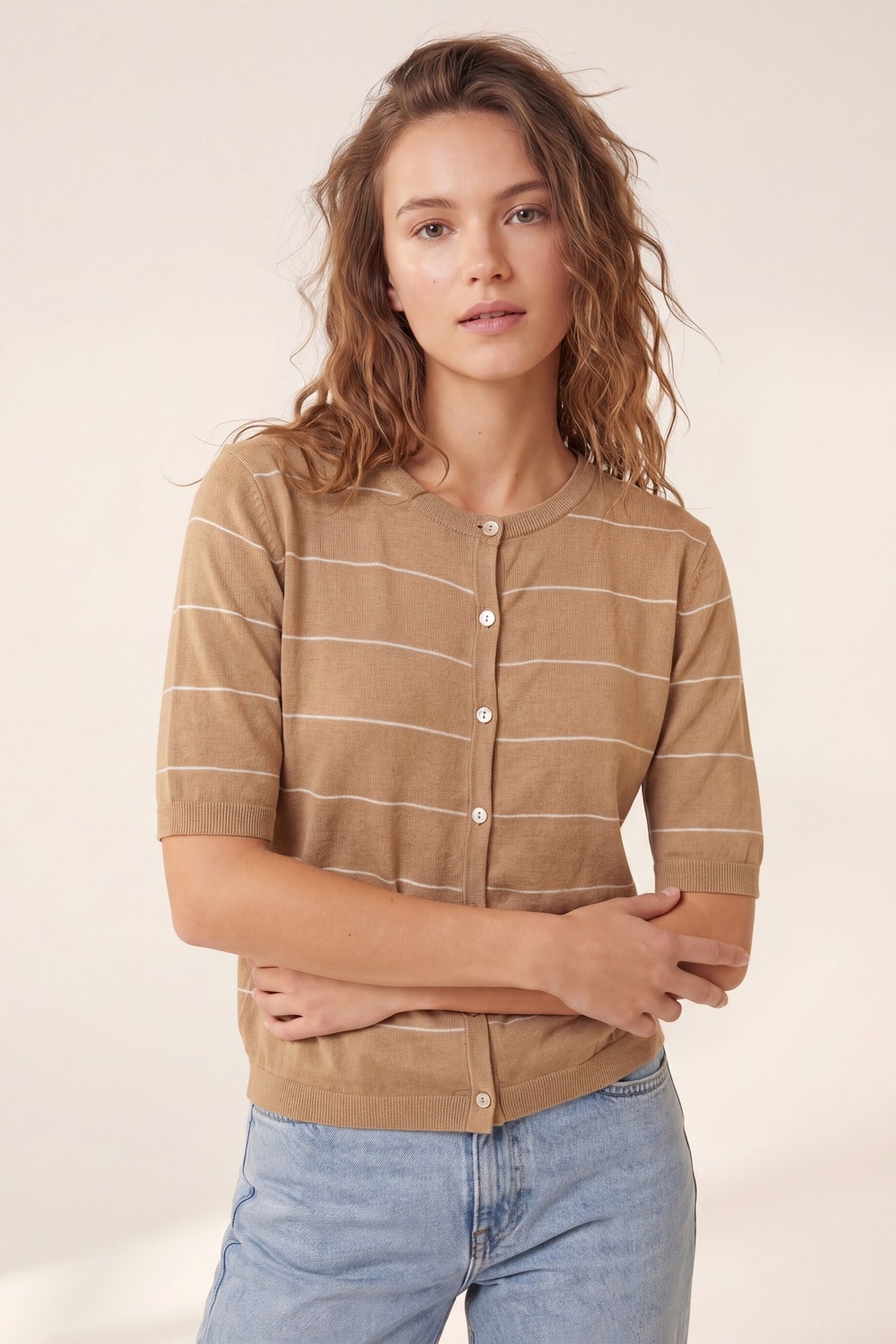 Chaqueta abotonada de manga corta a rayas camel