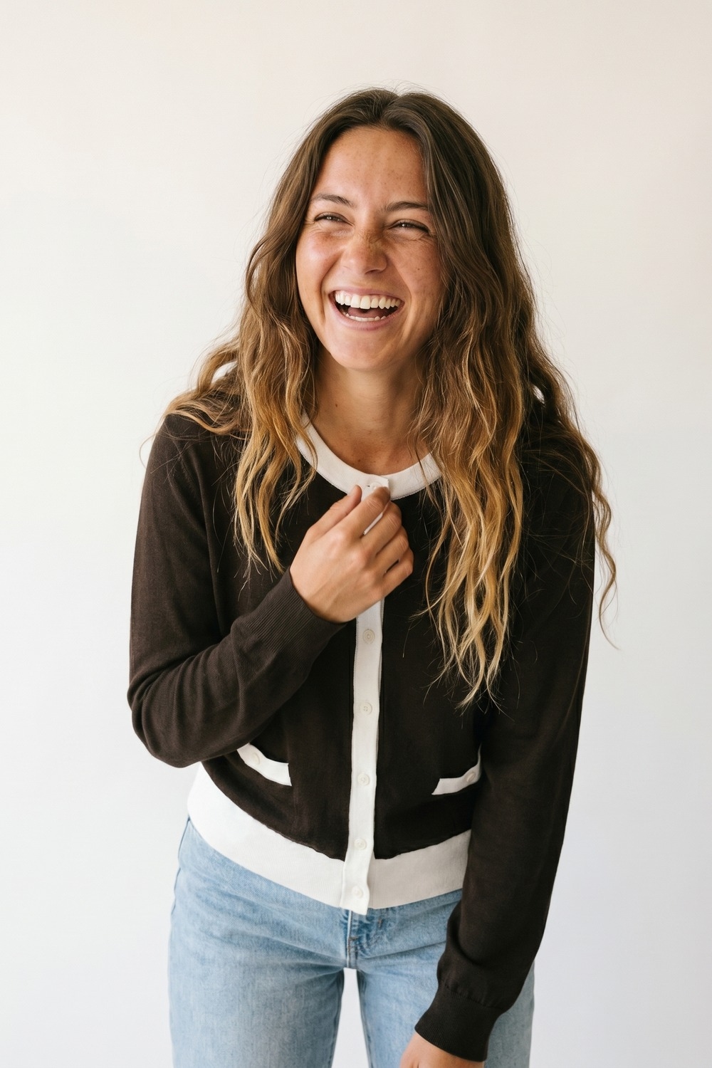 Chaqueta de manga larga con botones y ribete de contraste marr&oacute;n