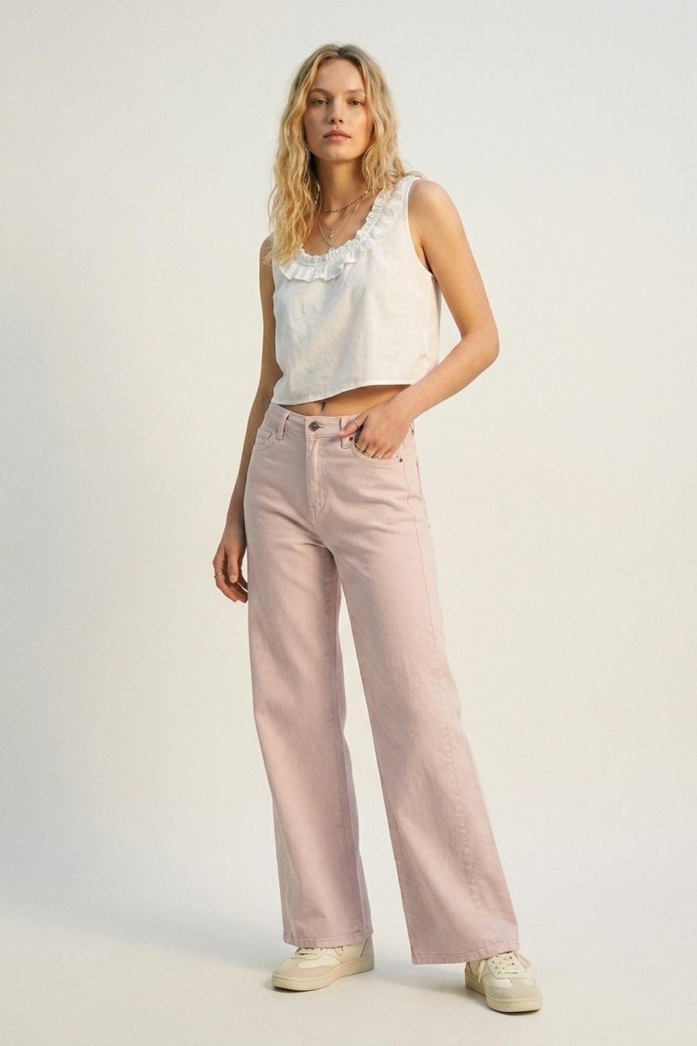 Pantalones anchos de color rosa claro con sarga ligera Pantalones anchos de color rosa claro con sarga ligera
