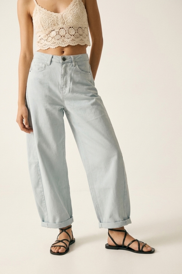 Pantalones anchos de algod&oacute;n azul claro con dobladillo con vuelta