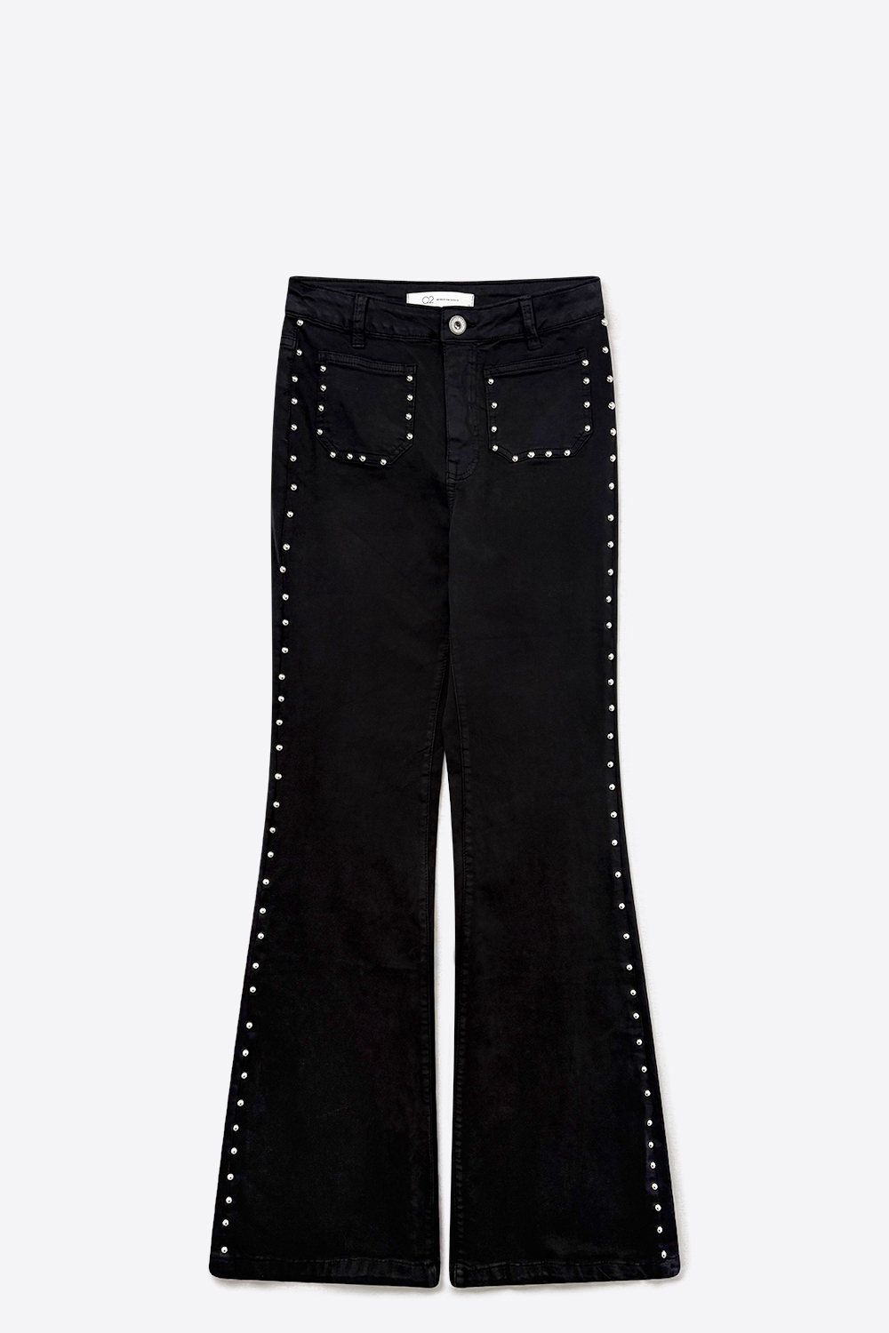 Jeans acampanados negros con detalles de bolsillo delantero con tachuelas