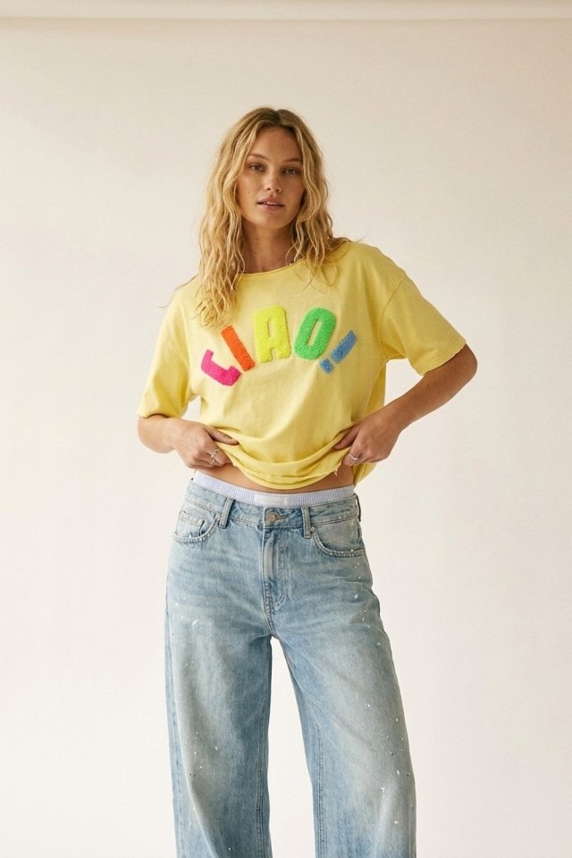Camiseta Gr&aacute;fica Amarilla de Corte Holgado con Texto Colorido