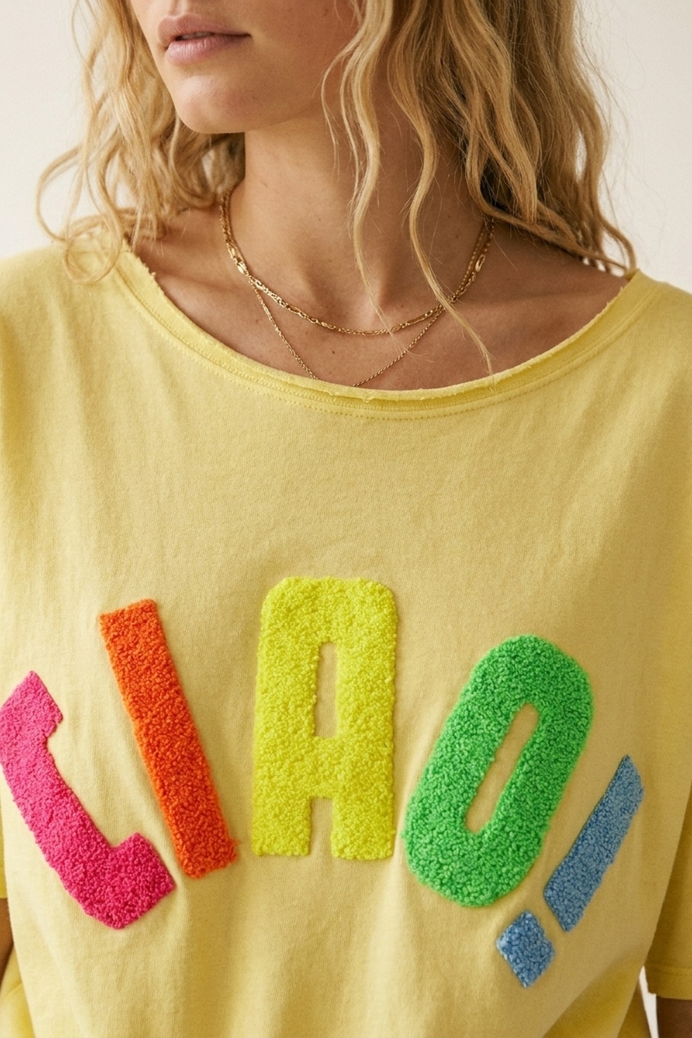Sudadera gr&aacute;fica amarilla de ajuste relajado con texto colorido