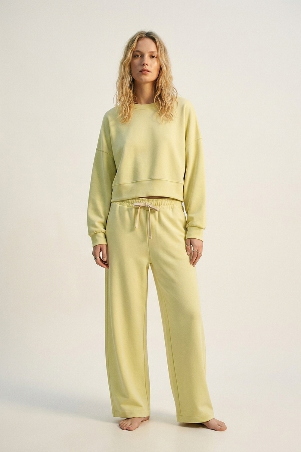 Sudadera b&aacute;sica con cuello redondo y hombros ca&iacute;dos en amarillo