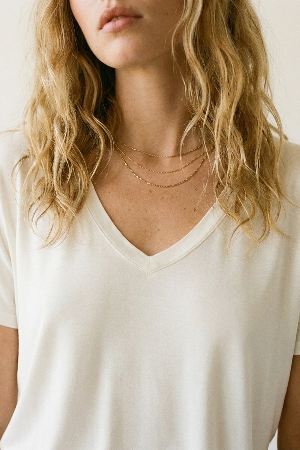 Camiseta blanca de cuello en V ancho y suave en tejido de viscosa