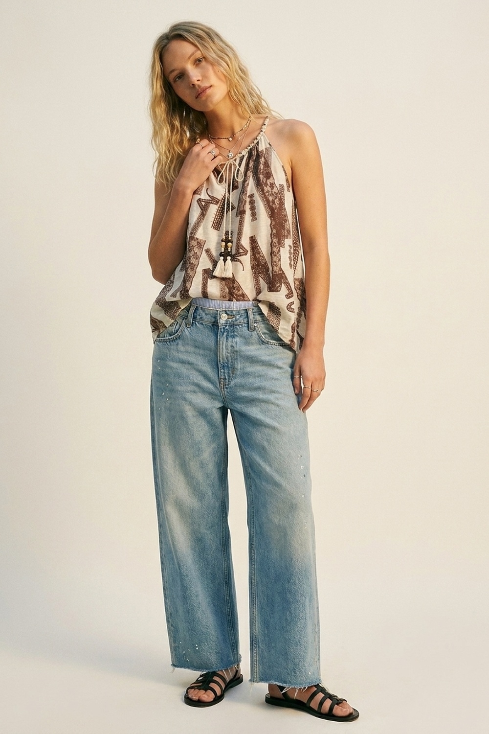 Top Halter Beige y Marrón de Ajuste Relajado con Estampado Top Halter Beige y Marrón de Ajuste Relajado con Estampado