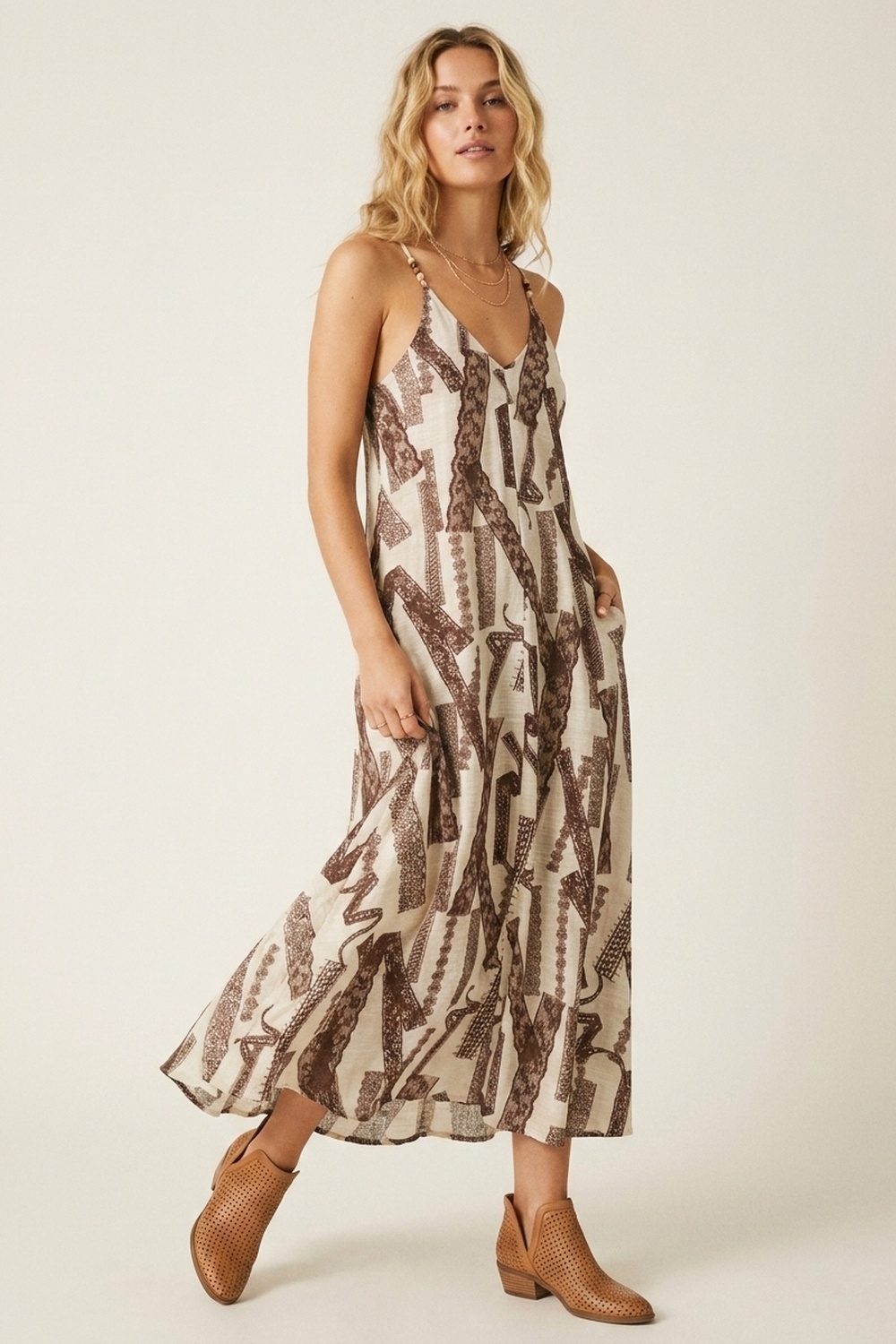 Vestido Maxi Flotante Estampado en Crema y Marr&oacute;n