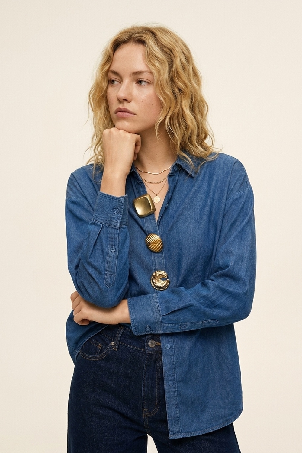 Camisa Oversize de Mezclilla Azul con Botones Dorados de Declaración Camisa Oversize de Mezclilla Azul con Botones Dorados de Declaración