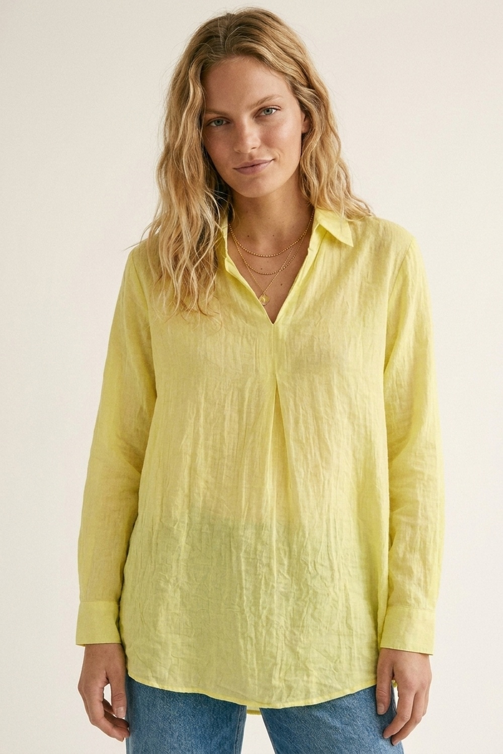 Camiseta túnica amarilla de ajuste relajado con tela transparente Camiseta túnica amarilla de ajuste relajado con tela transparente